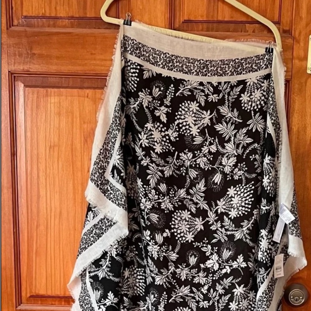 Beautiful black and white Loft scarf.